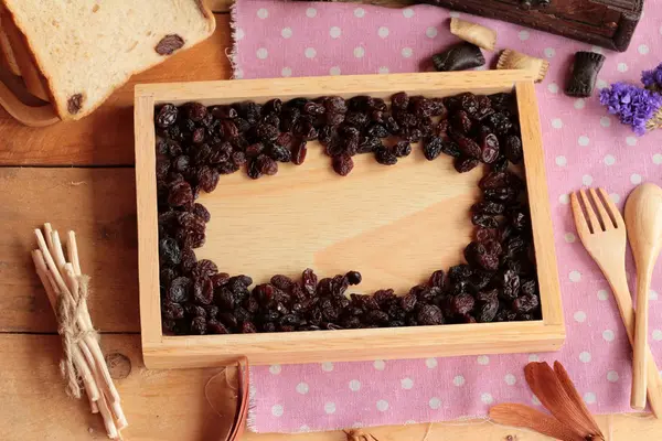 Kurutulmuş kuş üzümü ve kuru üzüm ekmek.