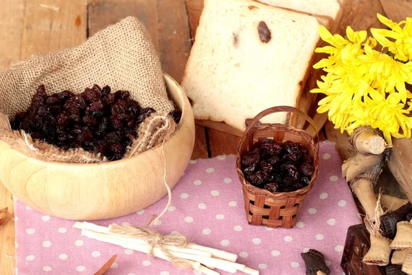 Kurutulmuş kuş üzümü ve kuru üzüm ekmek.