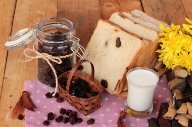 Kurutulmuş kuş üzümü ve kuru üzüm ekmek.