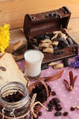 Kurutulmuş kuş üzümü ve kuru üzüm ekmek.