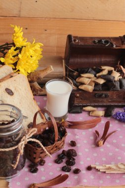 Kurutulmuş kuş üzümü ve kuru üzüm ekmek.