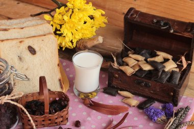 Kurutulmuş kuş üzümü ve kuru üzüm ekmek.