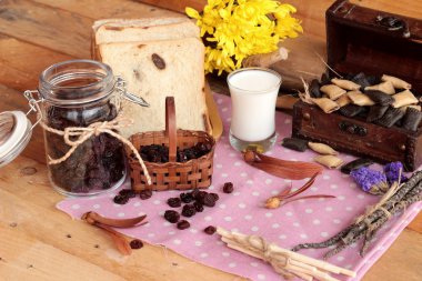 Kurutulmuş kuş üzümü ve kuru üzüm ekmek.