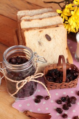 Kurutulmuş kuş üzümü ve kuru üzüm ekmek.