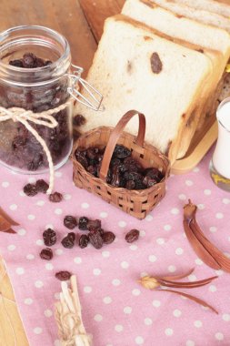 Kurutulmuş kuş üzümü ve kuru üzüm ekmek.