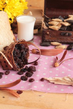 Kurutulmuş kuş üzümü ve kuru üzüm ekmek.