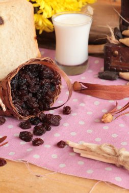Kurutulmuş kuş üzümü ve kuru üzüm ekmek.
