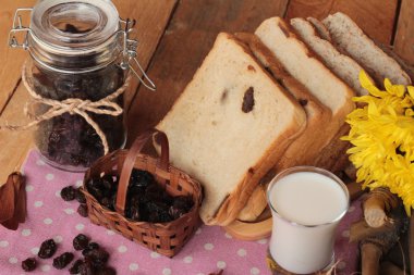 Kurutulmuş kuş üzümü ve kuru üzüm ekmek.