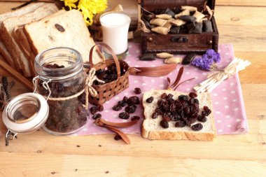 Kurutulmuş kuş üzümü ve kuru üzüm ekmek.