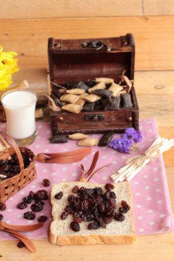 Kurutulmuş kuş üzümü ve kuru üzüm ekmek.