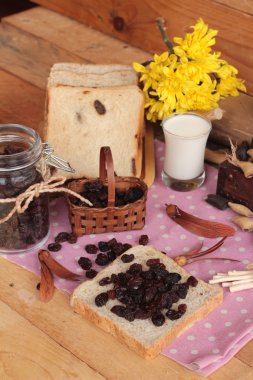 Kurutulmuş kuş üzümü ve kuru üzüm ekmek.