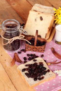 Kurutulmuş kuş üzümü ve kuru üzüm ekmek.