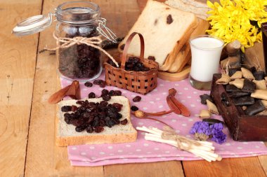 Kurutulmuş kuş üzümü ve kuru üzüm ekmek.