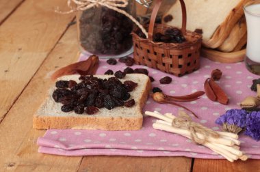 Kurutulmuş kuş üzümü ve kuru üzüm ekmek.