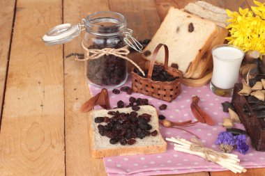 Kurutulmuş kuş üzümü ve kuru üzüm ekmek.