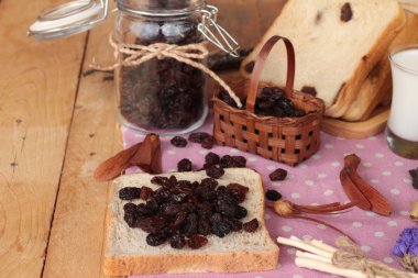 Kurutulmuş kuş üzümü ve kuru üzüm ekmek.