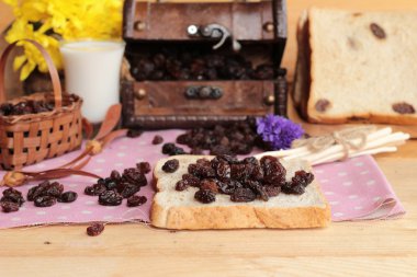 Kurutulmuş kuş üzümü ve kuru üzüm ekmek.