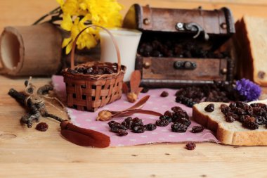 Kurutulmuş kuş üzümü ve kuru üzüm ekmek.