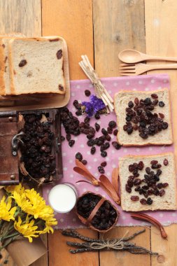 Kurutulmuş kuş üzümü ve kuru üzüm ekmek.