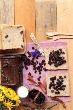 Kurutulmuş kuş üzümü ve kuru üzüm ekmek.