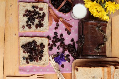 Kurutulmuş kuş üzümü ve kuru üzüm ekmek.