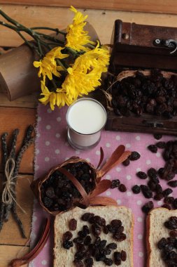Kurutulmuş kuş üzümü ve kuru üzüm ekmek.