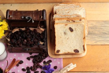 Kurutulmuş kuş üzümü ve kuru üzüm ekmek.