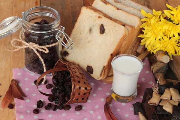 Kurutulmuş kuş üzümü ve kuru üzüm ekmek. — Stok fotoğraf