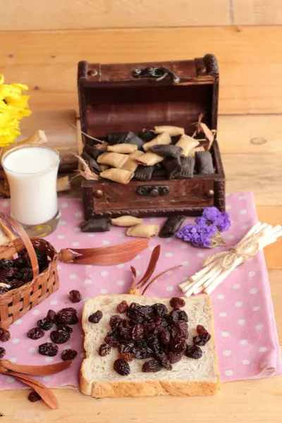 Kurutulmuş kuş üzümü ve kuru üzüm ekmek.