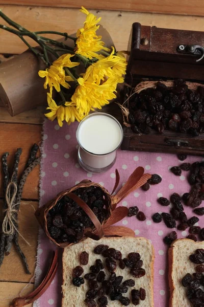 Kurutulmuş kuş üzümü ve kuru üzüm ekmek.