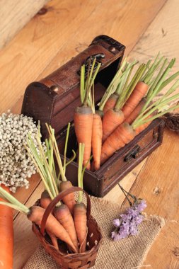 ahşap arka plan üzerinde taze havuç