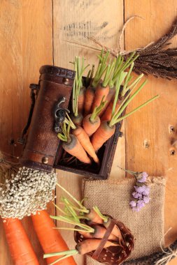 ahşap arka plan üzerinde taze havuç