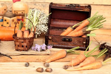 ahşap arka plan üzerinde taze havuç