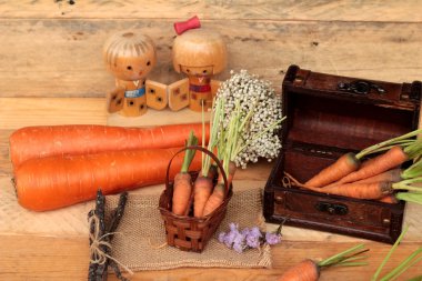 ahşap arka plan üzerinde taze havuç