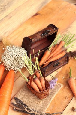 ahşap arka plan üzerinde taze havuç