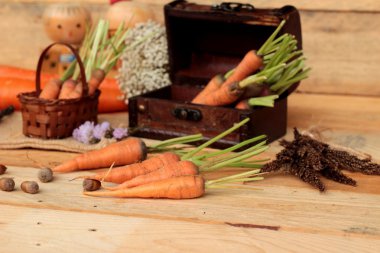 ahşap arka plan üzerinde taze havuç