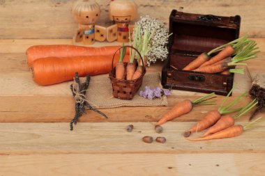 ahşap arka plan üzerinde taze havuç