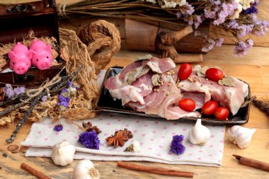 Sarımsak ve biber ile yemek pişirmek için çiğ domuz eti.