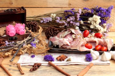 Sarımsak ve biber ile yemek pişirmek için çiğ domuz eti.