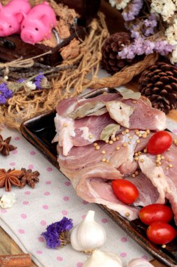 Sarımsak ve biber ile yemek pişirmek için çiğ domuz eti.