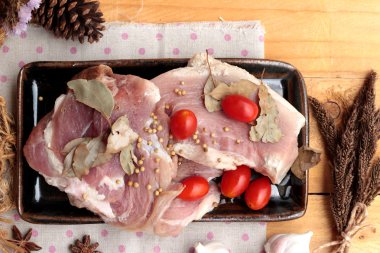 Sarımsak ve biber ile yemek pişirmek için çiğ domuz eti.