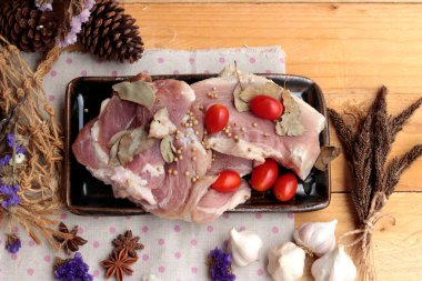 Sarımsak ve biber ile yemek pişirmek için çiğ domuz eti.