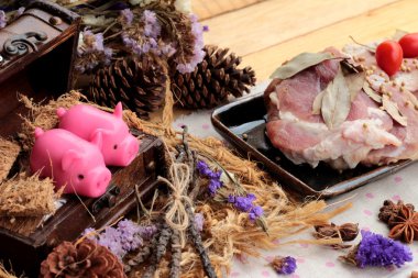 Sarımsak ve biber ile yemek pişirmek için çiğ domuz eti.