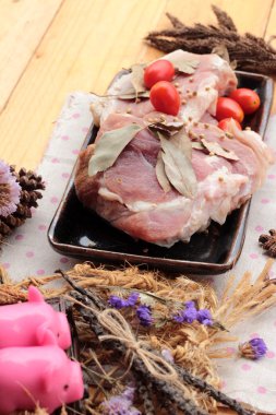 Sarımsak ve biber ile yemek pişirmek için çiğ domuz eti.