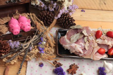 Sarımsak ve biber ile yemek pişirmek için çiğ domuz eti.