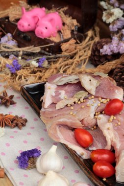 Sarımsak ve biber ile yemek pişirmek için çiğ domuz eti.