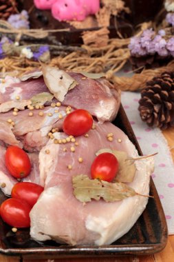 Sarımsak ve biber ile yemek pişirmek için çiğ domuz eti.