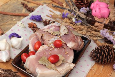 Sarımsak ve biber ile yemek pişirmek için çiğ domuz eti.