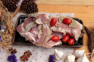 Sarımsak ve biber ile yemek pişirmek için çiğ domuz eti.