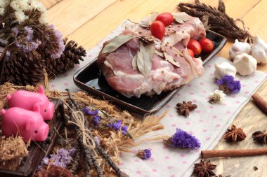 Sarımsak ve biber ile yemek pişirmek için çiğ domuz eti.